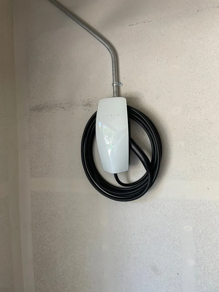 Emergency electrician providing outlet and switch repair in , 