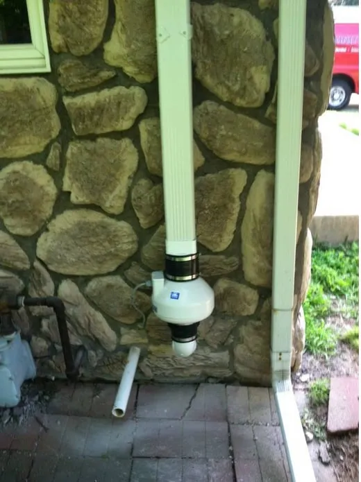 Licensed electrician providing electrical repair in , 