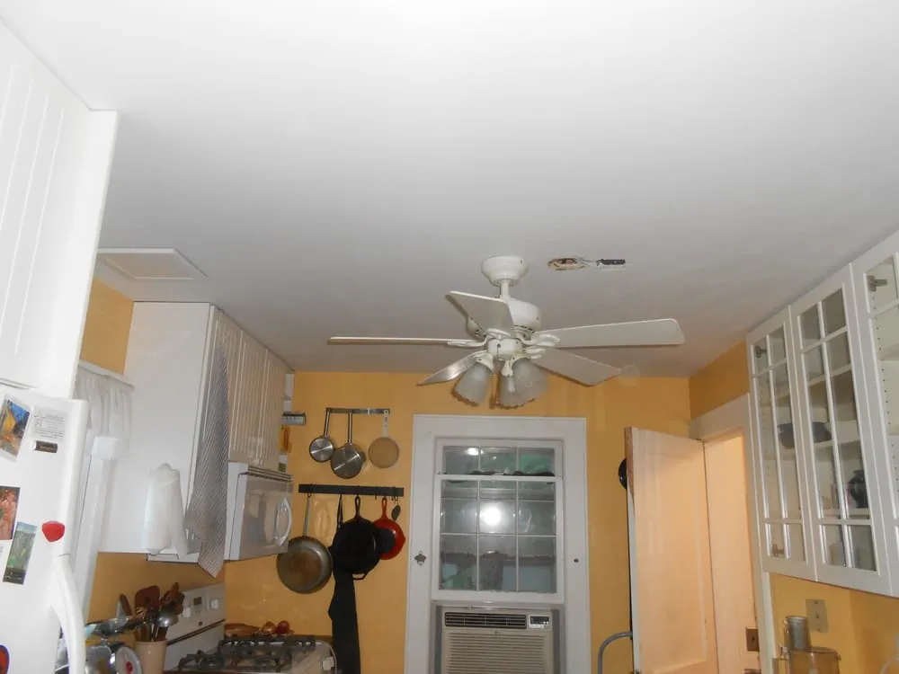 Licensed electrician providing emergency electrical service in , 