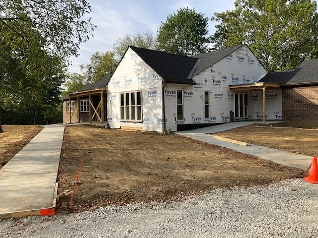 Licensed electrician providing circuit breaker repair in ,