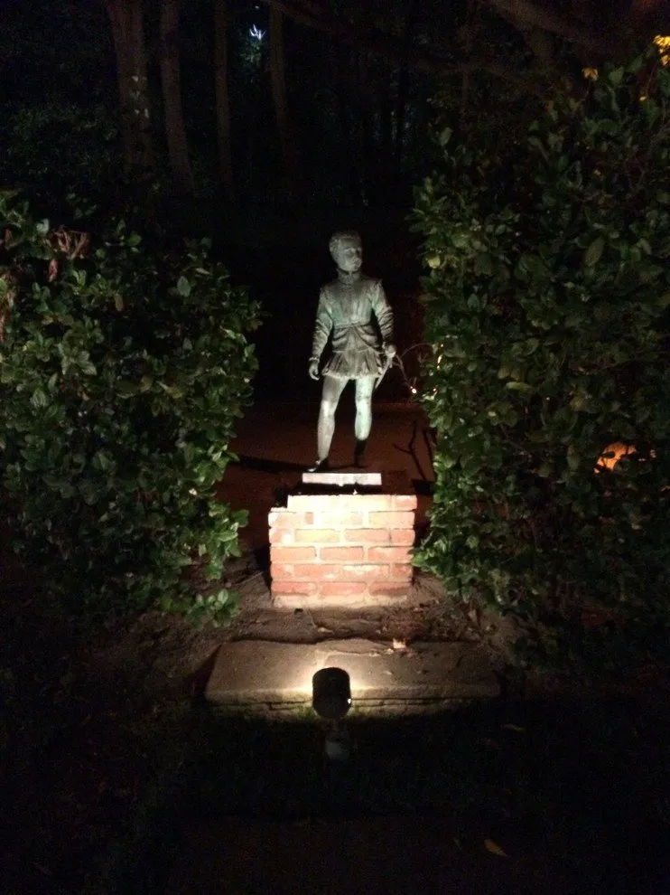 Expert electrician providing emergency electrical service in , 