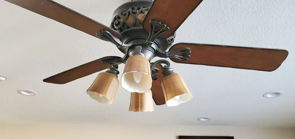 Slide of Unique Electric Services