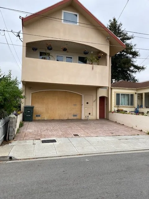 Slide of Universal Construction Company