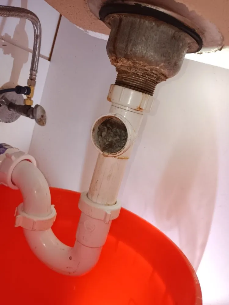 Certified electrician providing electrical repair in , 