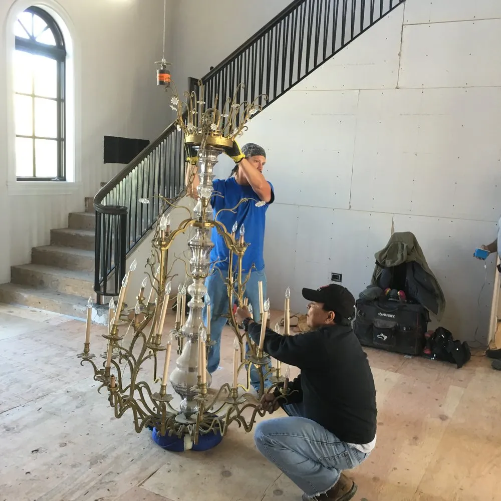 Expert electrician providing electrical repair in , 