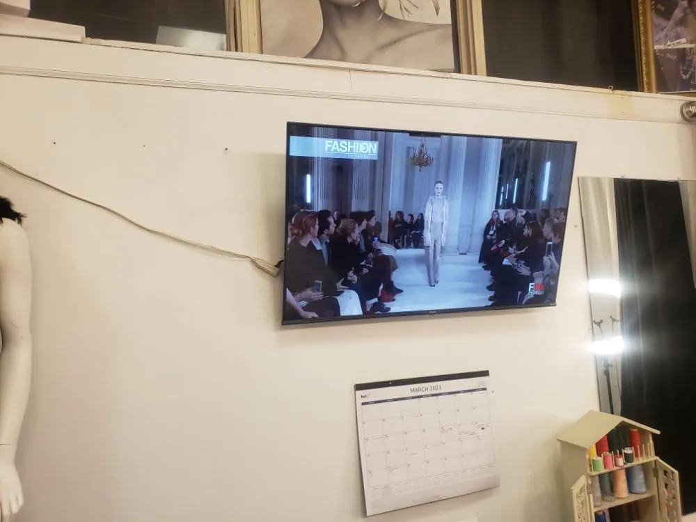 Licensed electrical service for homes in lighting installation, by