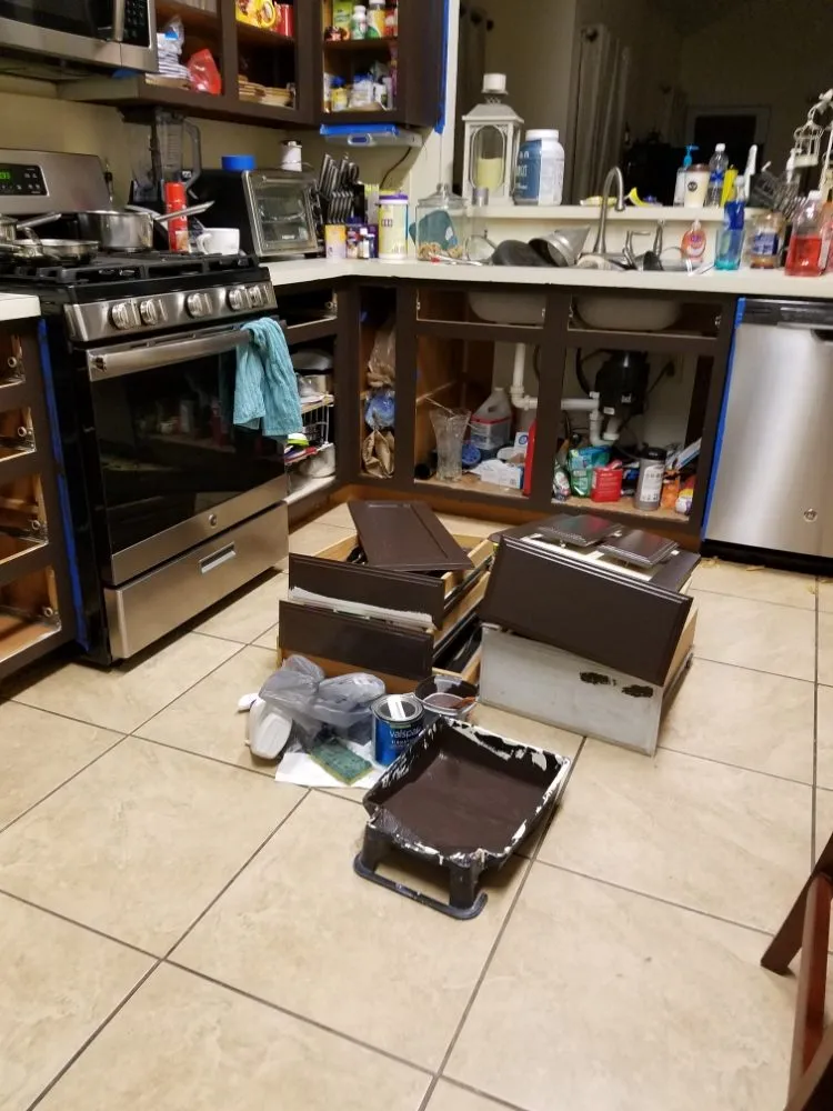 Affordable electrician providing emergency electrical service in , 