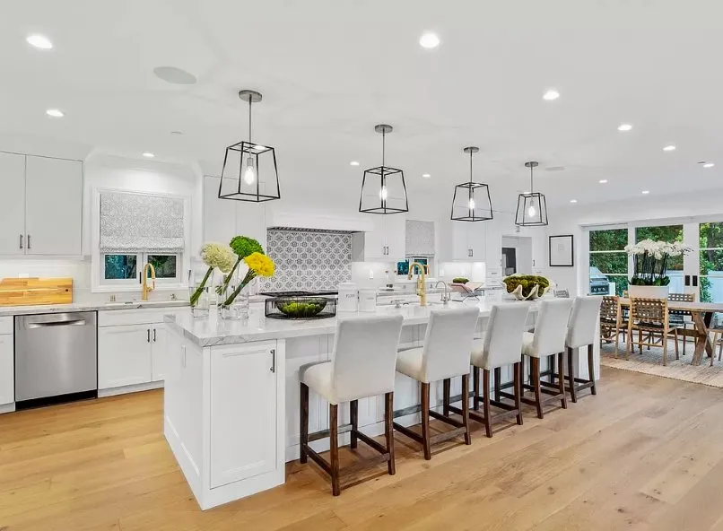 Affordable outlet and switch repair in Newhall, CA by Uturi Electric