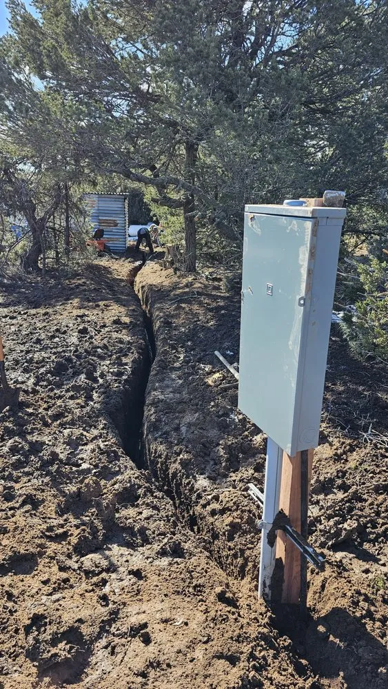 Licensed electrician providing circuit breaker repair in ,