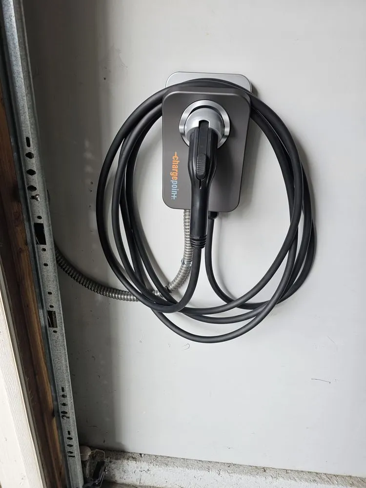 Professional electrician providing emergency electrical service in North Hills, CA - V-Teg Electrical