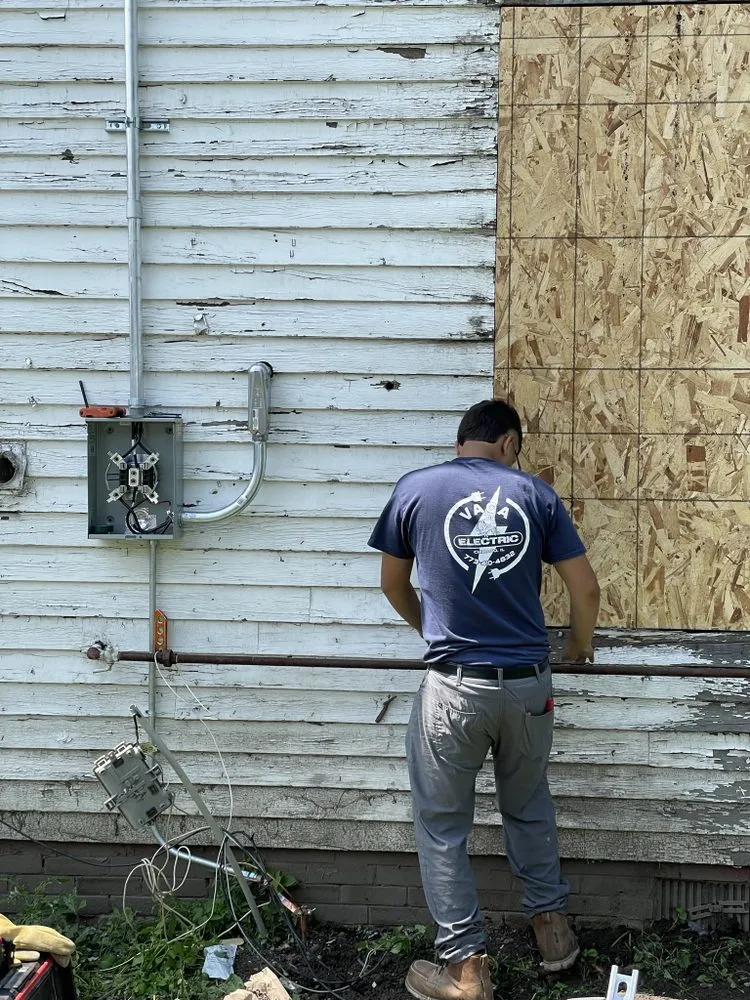 Expert electrician providing emergency electrical service in , 