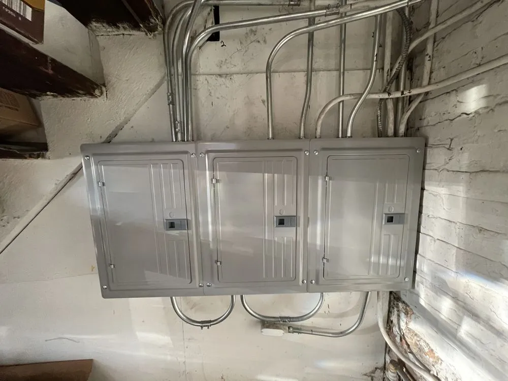 Expert electrician providing emergency electrical service in , 