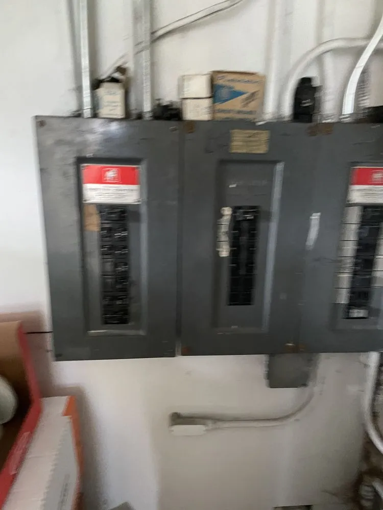 Affordable electrician providing circuit breaker repair in , 