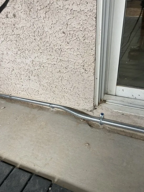 Professional electrician providing circuit breaker repair in , 