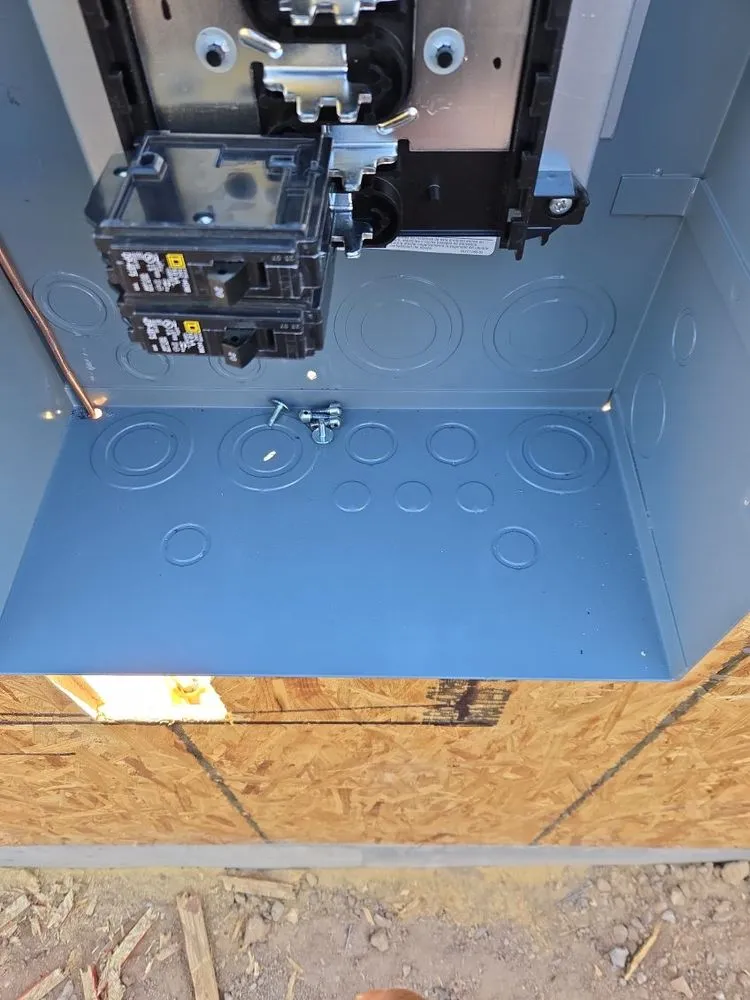 Licensed electrician providing electrical repair in , 