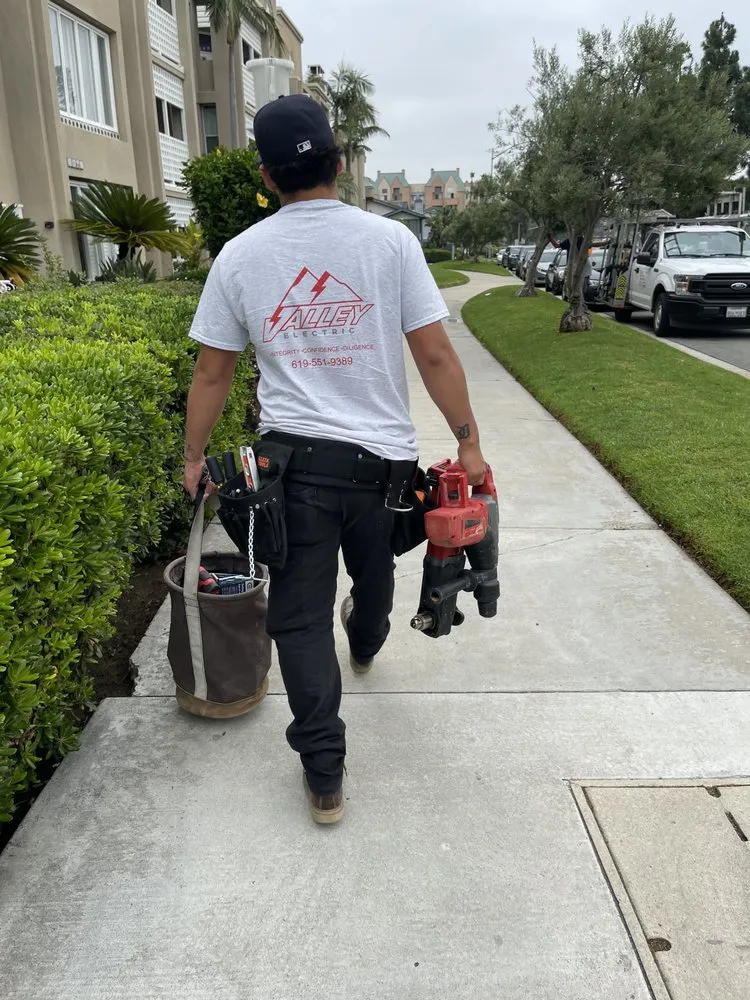 Licensed electrician providing emergency electrical service in , 