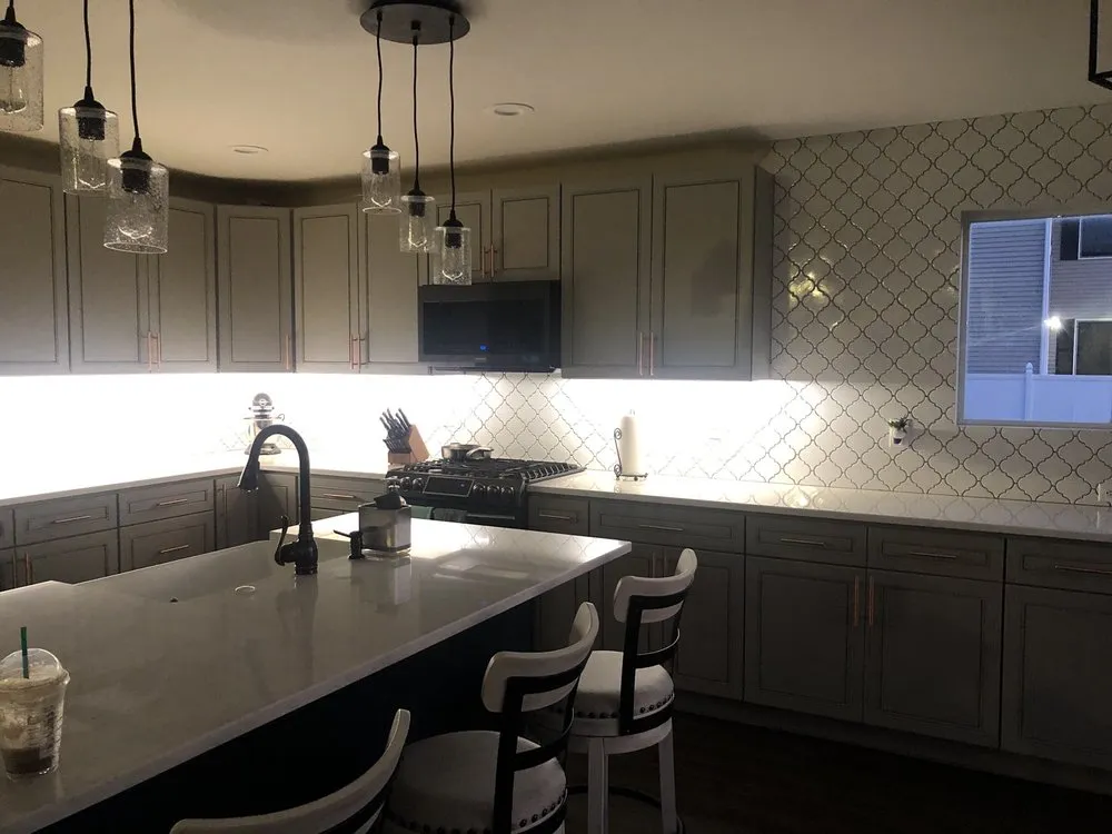 Emergency electrician providing lighting installation in , 