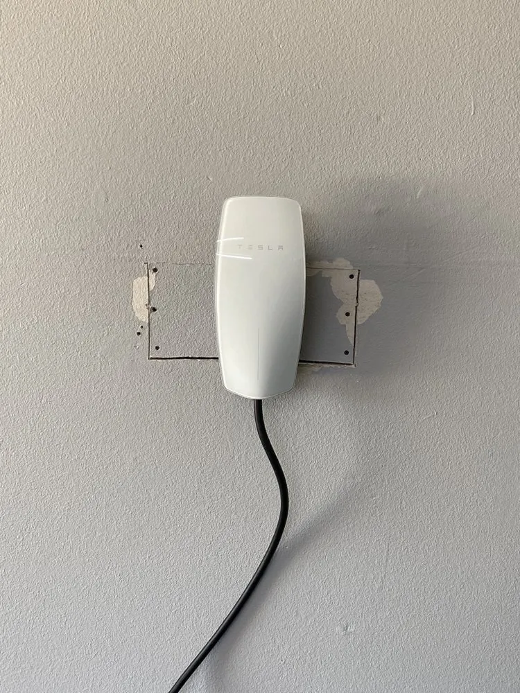 Professional electrician providing electrical repair in ,