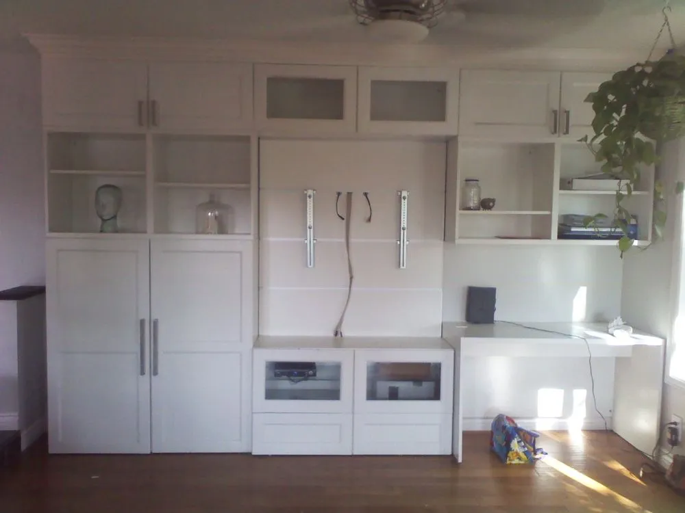 Emergency electrician providing circuit breaker repair in , 