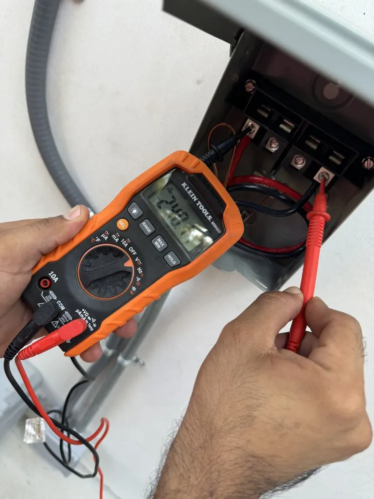 Trusted circuit breaker repair in Reseda, CA by Velmor Construction
