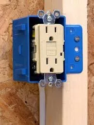 Expert electrician providing outlet and switch repair in Venice, CA - Venice Electricity