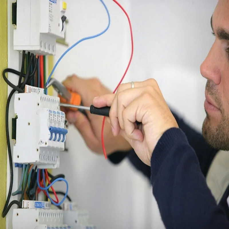 Licensed electrician providing outlet and switch repair in Venice, CA - Venice Electricity