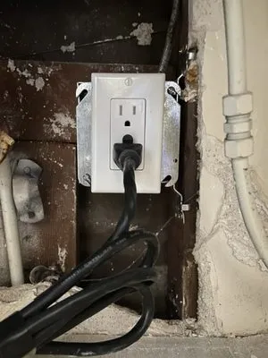 Ventura Electric Company Logo