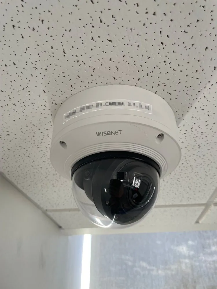 Expert electrician providing emergency electrical service in ,