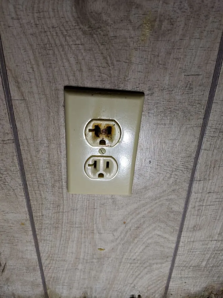 Licensed electrician providing electrical repair in , 