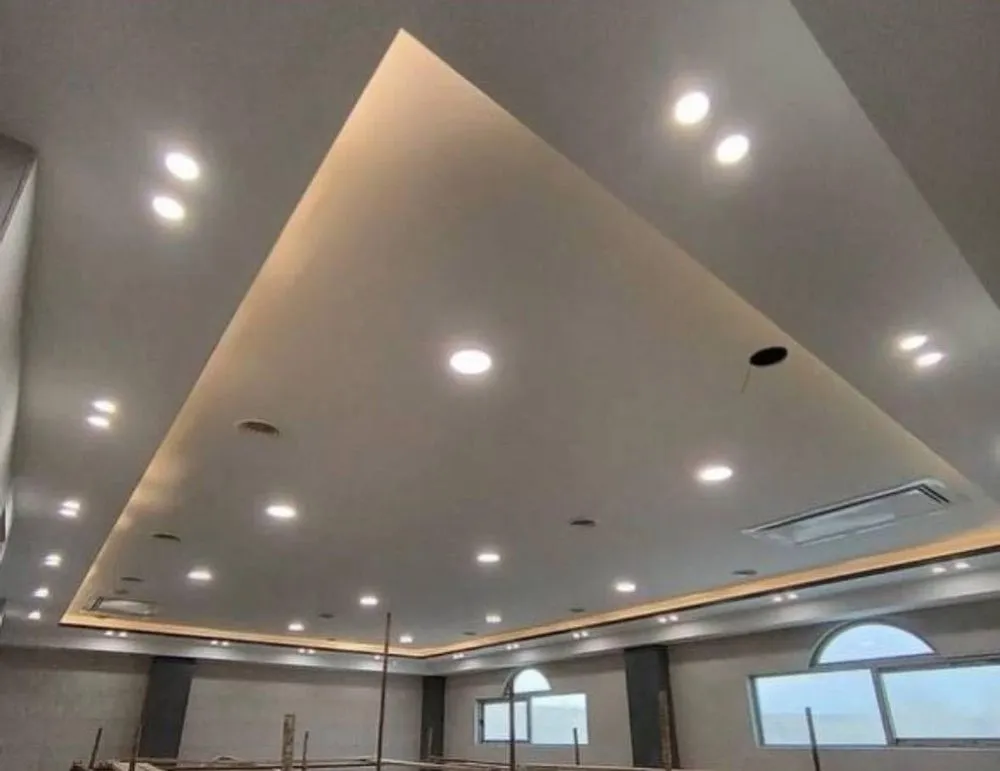 Emergency electrician providing emergency electrical service in , 