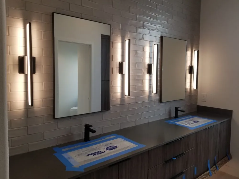 Emergency electrical service for homes in lighting installation, by