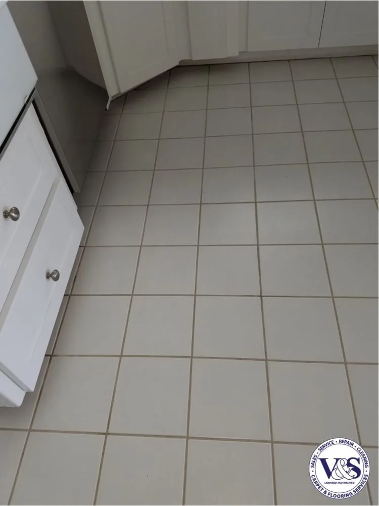 Licensed electrician providing electrical repair in , 