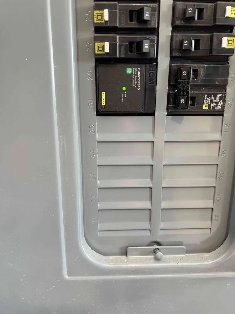 Reliable electrician providing electrical repair in , 