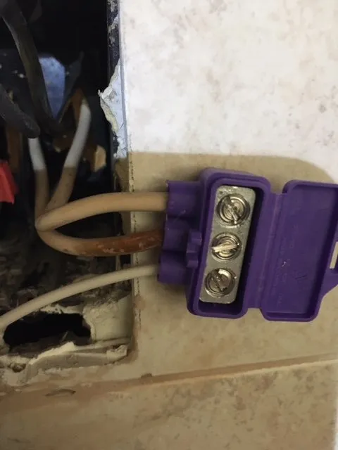 Licensed electrician providing circuit breaker repair in , 