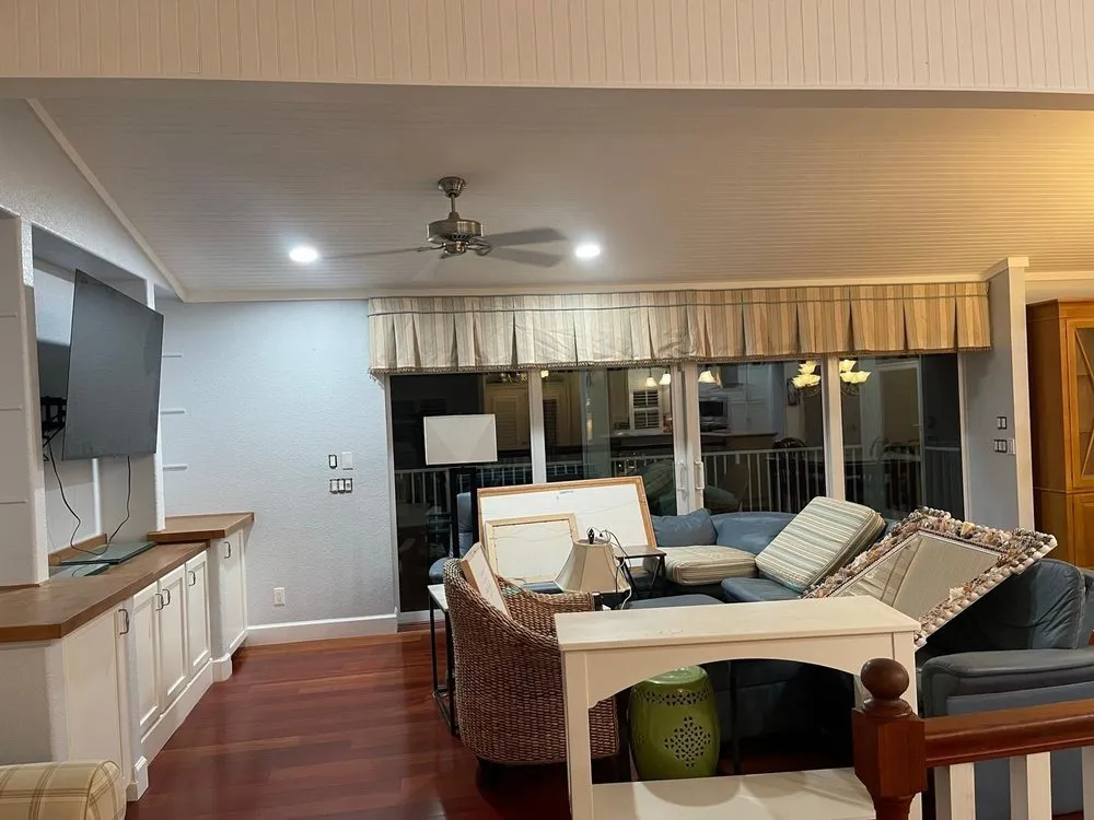 Reliable electrician providing electrical repair in , 