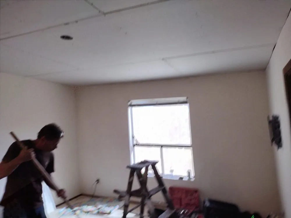 Emergency electrician providing emergency electrical service in , 