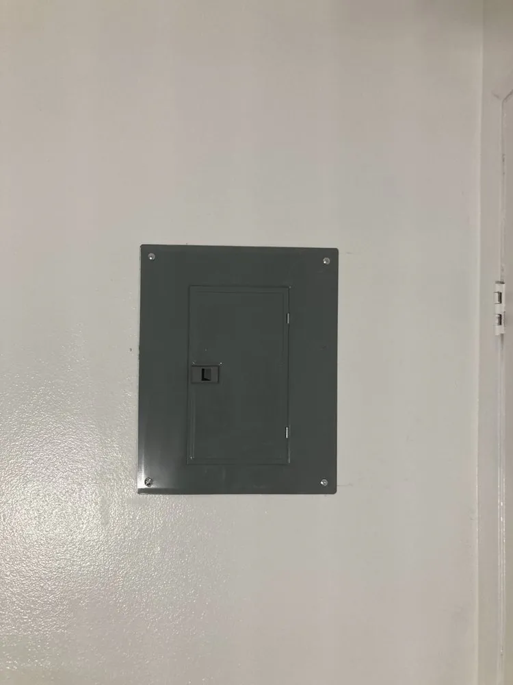 Professional electrician providing electrical repair in , 