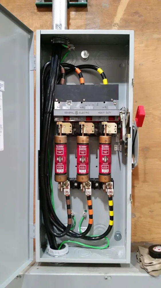 Emergency electrician providing circuit breaker repair in , 
