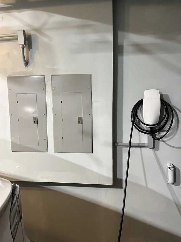 Emergency electrical service for homes in circuit breaker repair, by