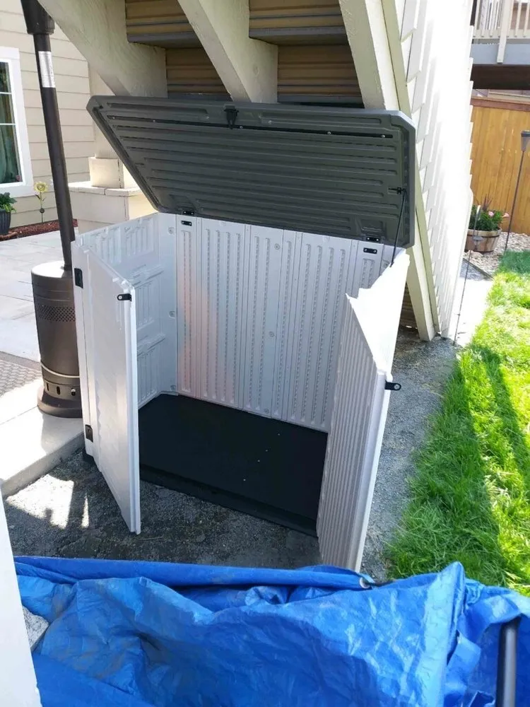 Reliable electrician providing emergency electrical service in , 