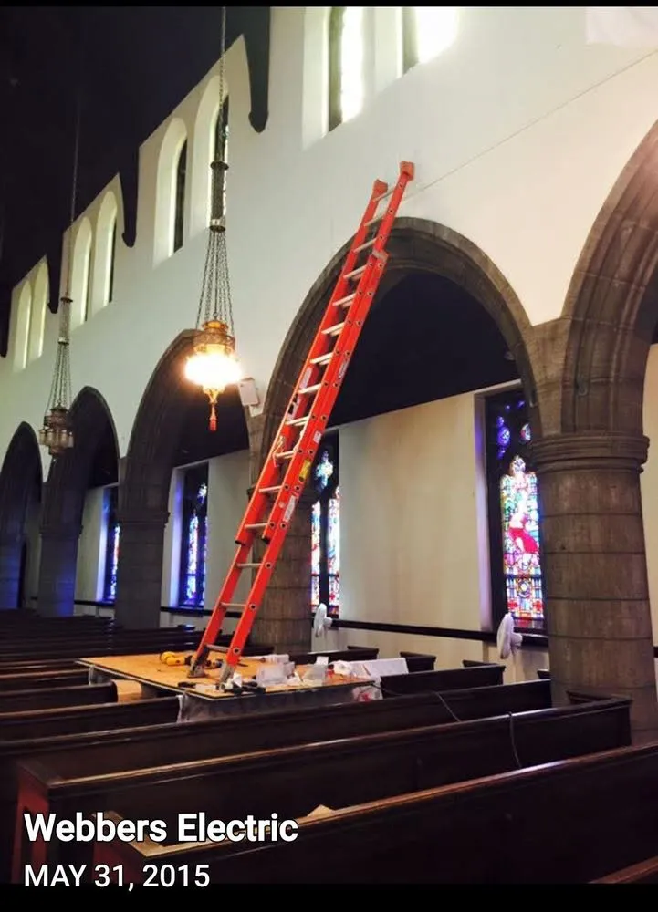 Emergency electrician providing circuit breaker repair in , 