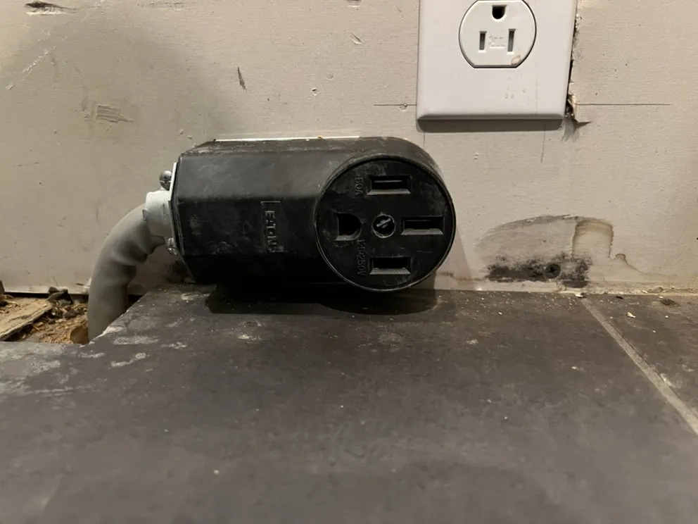 Reliable electrician providing circuit breaker repair in , 