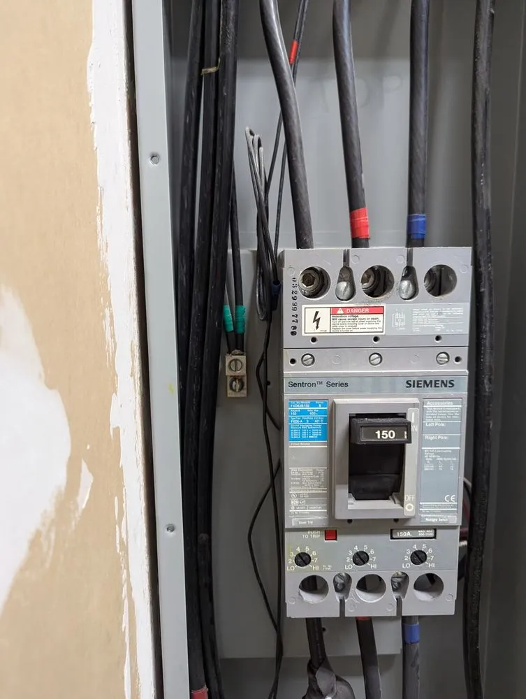 Emergency electrician providing outlet and switch repair in , 