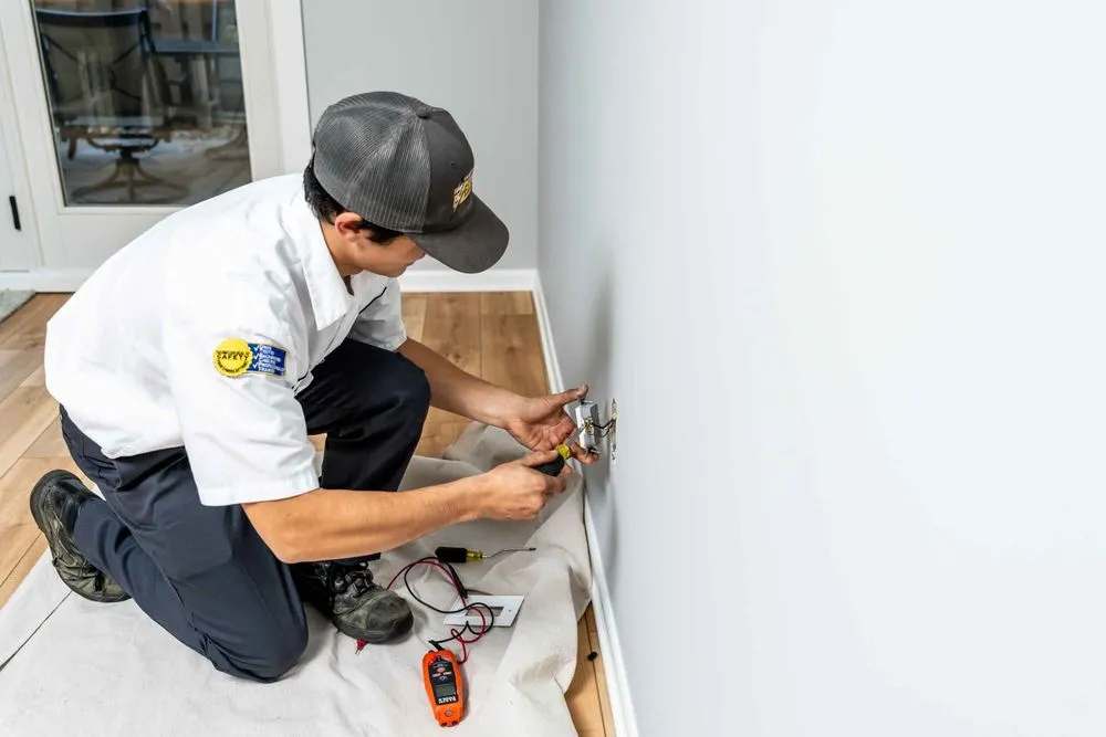 Expert electrician providing emergency electrical service in , 