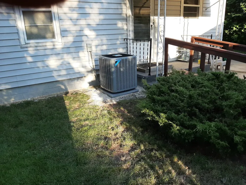 Emergency electrician providing electrical repair in , 