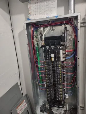 whats upp Electric Logo