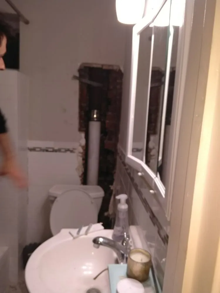 Expert electrician providing emergency electrical service in , 