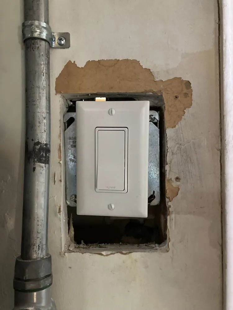 Emergency electrician providing lighting installation in ,