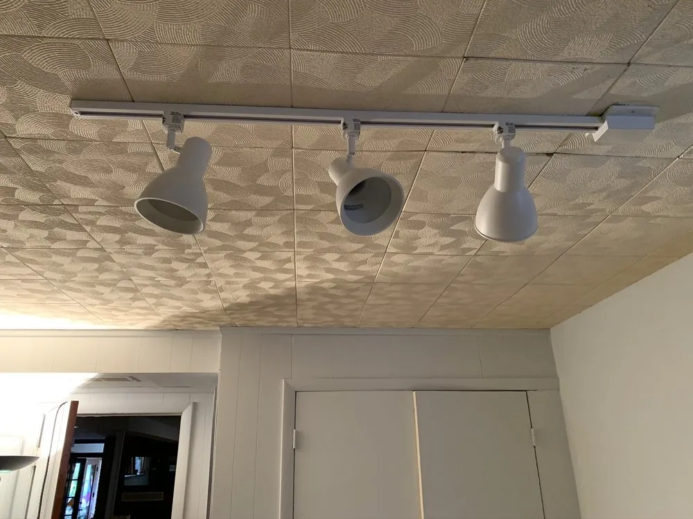 Licensed electrician providing circuit breaker repair in ,