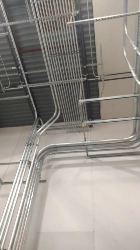 Emergency electrician providing outlet and switch repair in , 